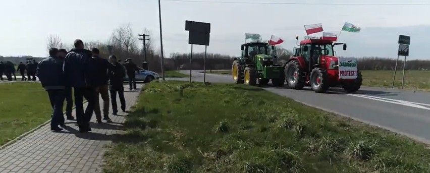 Rolnicy w Szczekocinach przeciw importowi zboża z Ukrainy. Wyjechali traktorami na DK 78. Zobacz VIDEO