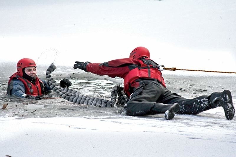 Strażacy ćwiczyli akcję ratunkową na lodzie [FILM i ZDJĘCIA]