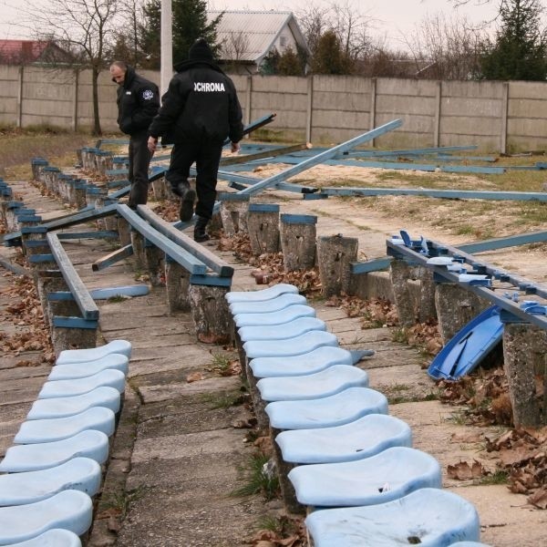 Ochroniarze, którzy monitorują obiekt stadionu przybyli na miejsce o jeden dzień za późno.