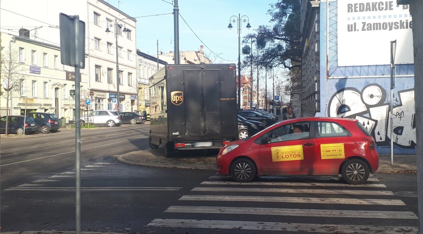 Auta zastawiają każdy wolny teren mimo, że parkowanie w...