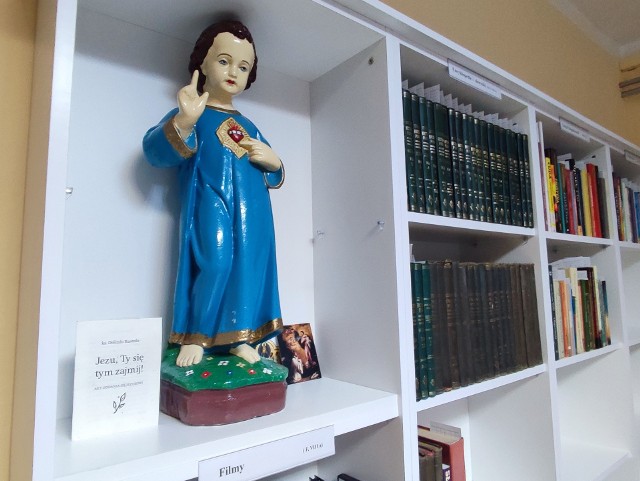 Ponad 2000 pozycji literatury nie tylko religijnej, ale i pedagogicznej, historycznej, przyrodniczej dla dzieci, młodzieży i dorosłych znajduje się w bibliotece parafialnej, która działa przy Świetlicy Parafialnej w Rembieszycach