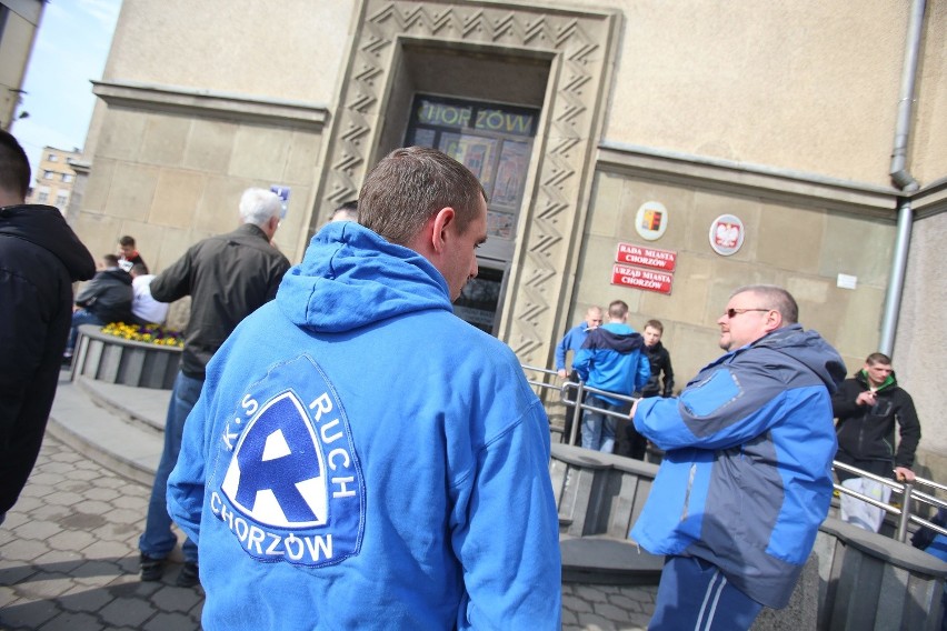 Około setki fanów Ruchu Chorzów czeka na wynik głosowania...