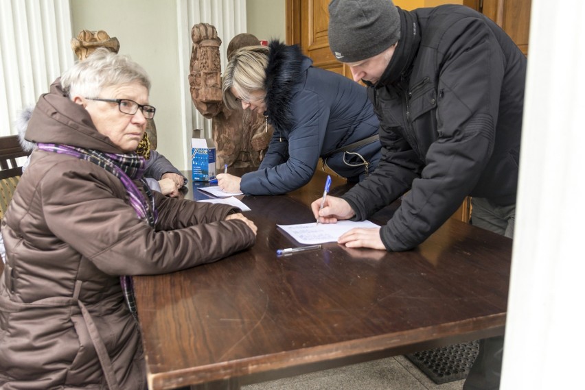 Bolesław. Mieszkańcy protestują przeciwko wytyczonemu przebiegowi linii kolejowej Centralnego Portu Komunikacyjnego