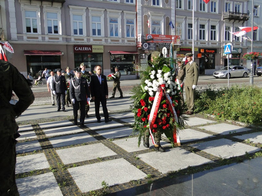 Radomianie uczcili 73. rocznicę urodzin prezydenta Lecha Kaczyńskiego, złożyli kwiaty pod pomnikiem. Zobacz zdjęcia