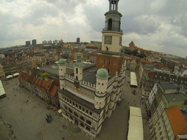 Poznań z lotu ptaka: Stary Rynek widziany z góry. Zdjęcia dzięki firmie www.aveos.pl.