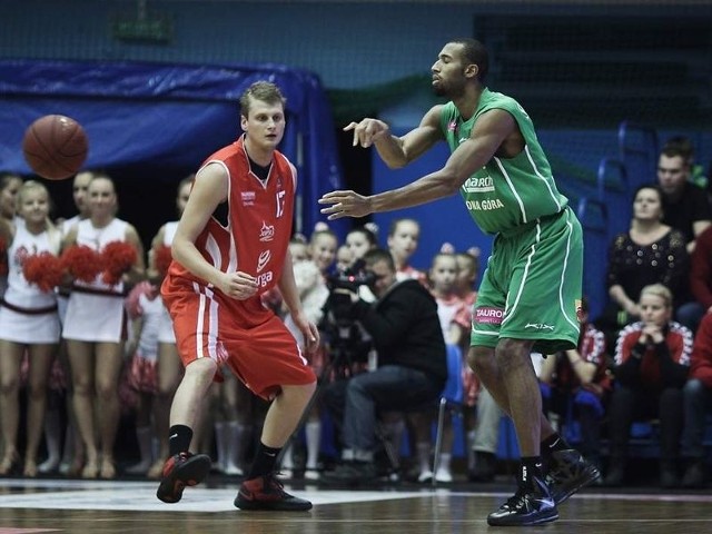 Koszykarze Stelmetu wysoko przegrali w czwartek, Energa Czarni gra w piątek w Gdyni.