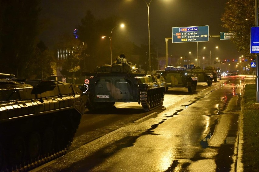 Nocny przejazd kolumn pojazdów wojskowych na drogach województwa podkarpackiego [ZDJĘCIA]