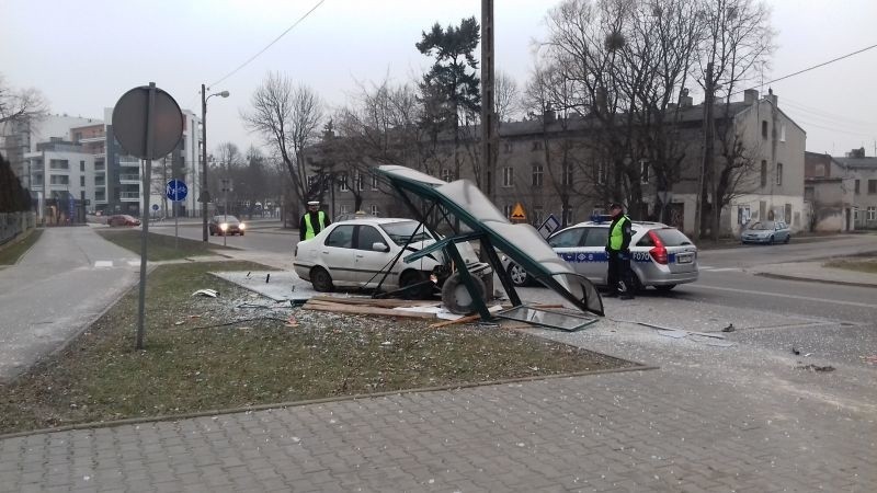 Na ul. Srebrzyńskiej pijany fiatem wjechał w przystanek, przesunął go o kilka metrów i zatrzymał się na słupie! [FILM, zdjęcia]