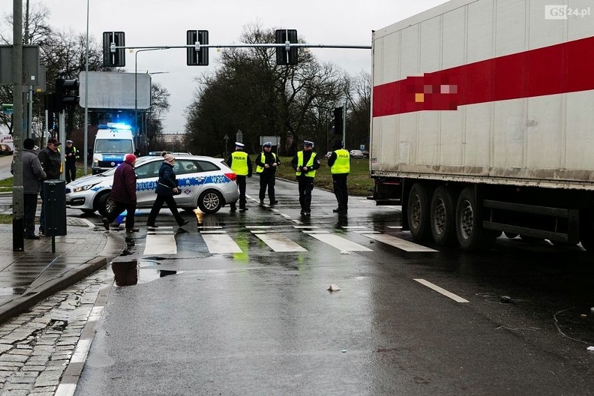 Wypadek na ul. 26 kwietnia. Ciężarówka potrąciła pieszą. Kobieta zmarła w szpitalu [ZDJĘCIA]