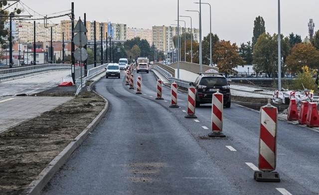 Kierowcy po otwarciu mostu nie widzą różnicy i czekają na więcej zmian wokół inwestycji.