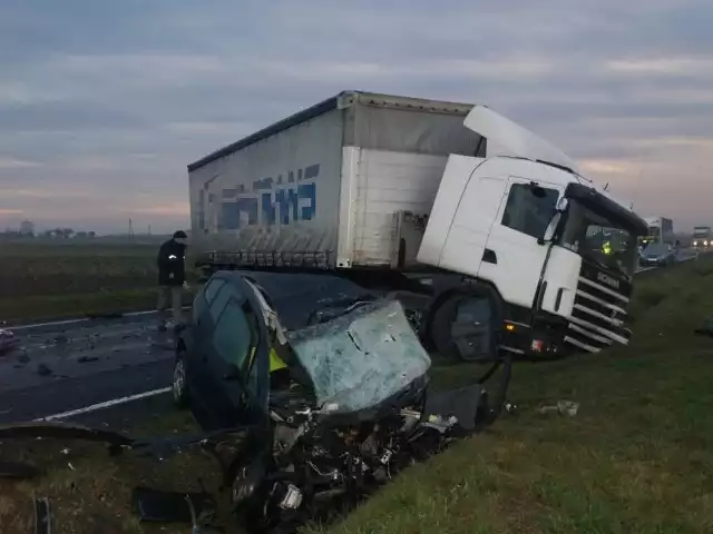 Do tragicznego w skutkach zderzenia audi a2 i ciężarowej scanii doszło w piątkowy poranek na drodze w gminie Nagłowice w powiecie jędrzejowskim. Na miejscu zginął kierowca osobówki.