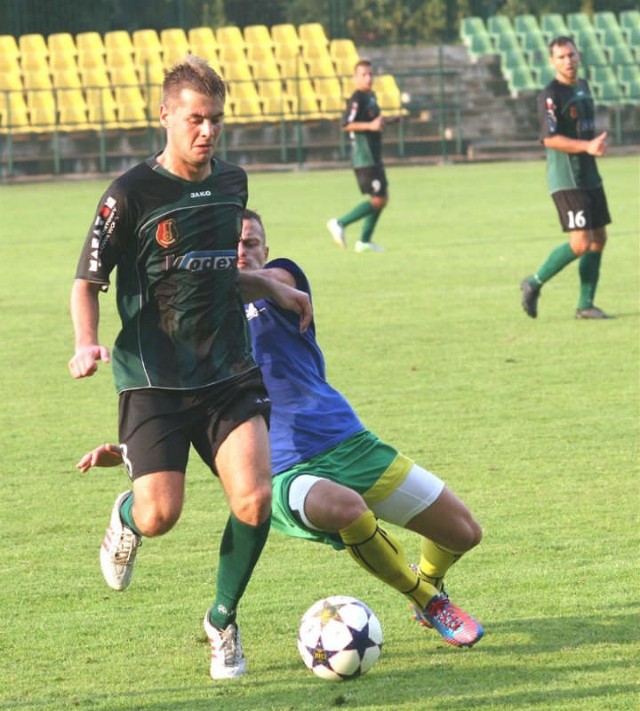 Michał Kachniarz, piłkarz Stali Stalowa Wola (z piłką) to uniwersalny gracz, może występować zarówno w pomocy jak i obronie
