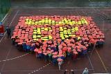 500 osób stworzyło żywy herb Kielc! Niezwykła akcja na boisku III Liceum Ogólnokształcącego imienia Norwida w Kielcach (WIDEO, ZDJĘCIA)