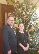 Boże Narodzenie. Burmistrz Skawiny Norbert Rzepisko z żoną Bożeną złożyli mieszkańcom życzenia świąteczne