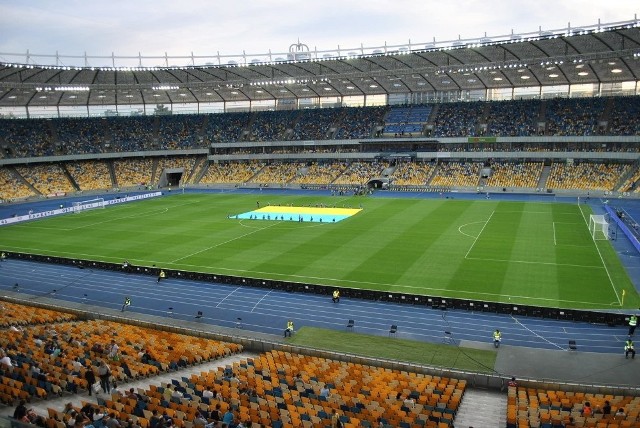 Za naszą wschodnią granicą, na Ukrainie, nie brakuje pięknych stadionów piłkarskich. Naturalnie najwięcej z nich pojawiło się tuż przed Euro 2012, którego Ukraina była współgospodarzem (wraz z Polską). Z powodu ataku ze strony Rosji, wkrótce Ukraina może niestety stracić także obiekty sportowe. Już kilka lat temu, przez wojnę w Donbasie, zniszczony został stadion Szachtara Donieck. Zobacz, jak wyglądają najlepsze stadiony piłkarskie na Ukrainie!Kliknij strzałkę W PRAWO, by przejść do kolejnego zdjęcia >>