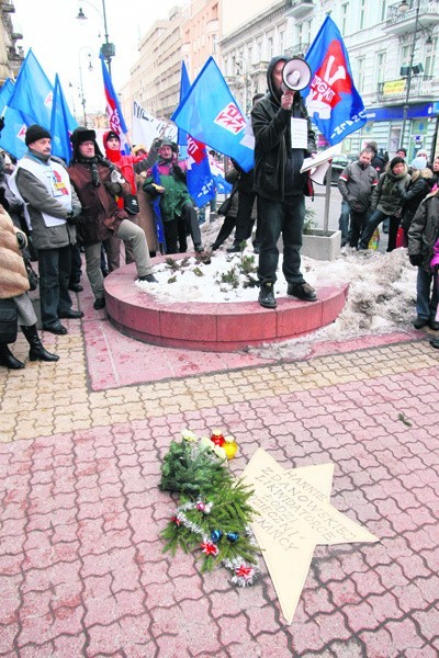 Dwa tygodnie temu pod magistratem odbyła się manifestacja zwolenników odwołania prezydent Łodzi. Przyszło na nią około 100 osób. Protestujący położyli przed wejściem do magistratu tekturową gwiazdę z napisem: Hannie Zdanowskiej Likwidatorce Łodzi "wdzięczni" mieszkańcy.