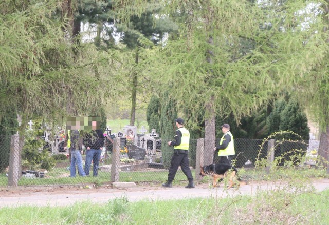 Przez cały dzień na cmentarzu pracowali policjanci.