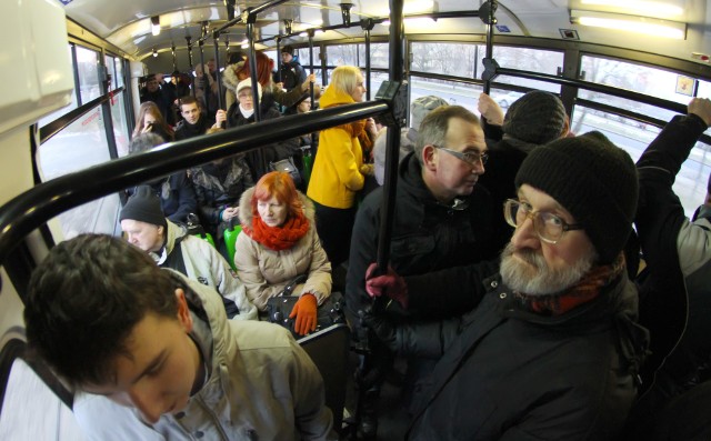 Takie obrazki  w miejskiej komunikacji to żaden wyjątek. Przepełnione bywają nie tylko autobusy, ale i tramwaje MZK.