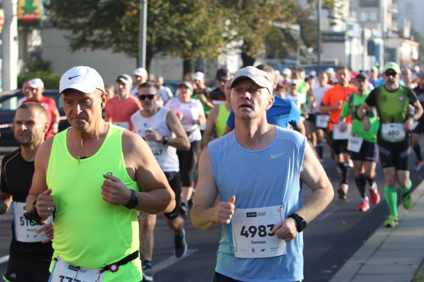 Zdjęcia z maratonu w Poznaniu 2018 - biegacze na pierwszym...