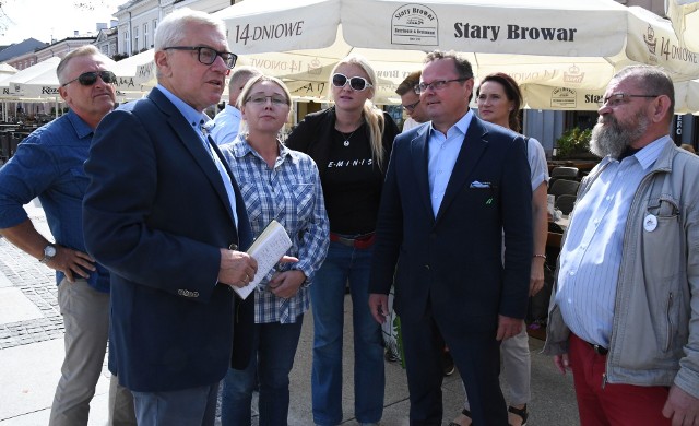 Andrzej Szejna - w środku z grupą działaczy związanych z Lewicą przed konferencją na Rynku w Kielcach. Z lewej kandydat na Senatora popierany przez Lewicę Edward Rzepka.