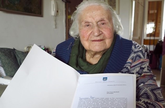 Tova Berlinski na zdjęciu sprzed dwóch lat pokazuje pismo gratulacyjne od prezydenta Oświęcimia Janusza Chwieruta