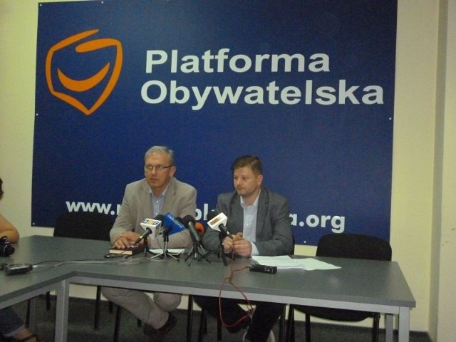 Apel by nie zabierać pieniędzy szpitalowi, a szukać ich w budżecie gminy wystosowali radni Platformy Obywatelskiej: Waldemar Kordziński (od lewej) i Jerzy Zawodnik.