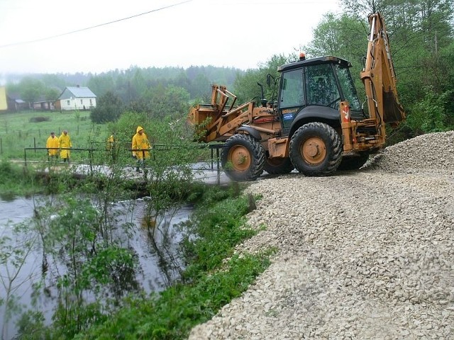 Most przy ulicy Zarzecze w Mostkach jest już przejezdny. Wczoraj zalewała go woda. Dziś umacniana jest droga, podmyta przez rzekę Żarnówkę.