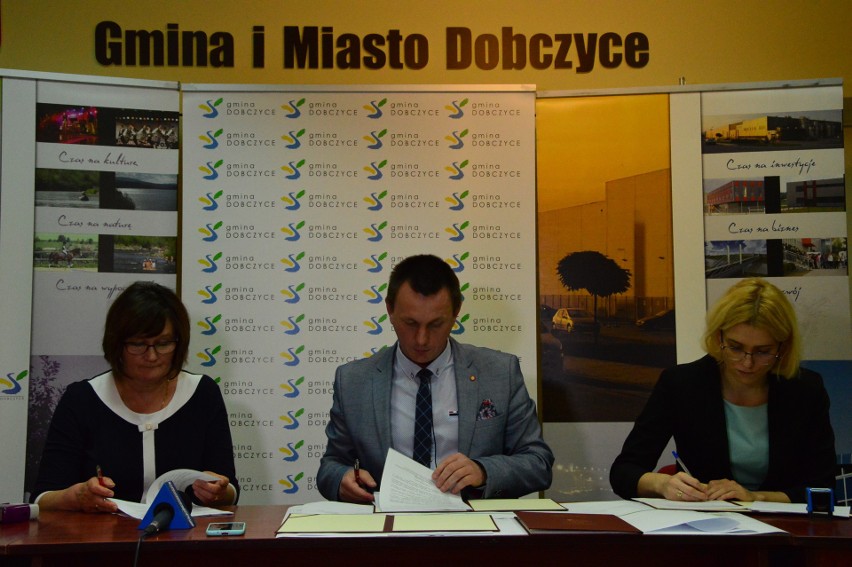 Podpisanie umowy pomiędzy gminą Dobczyce a firmą Janda