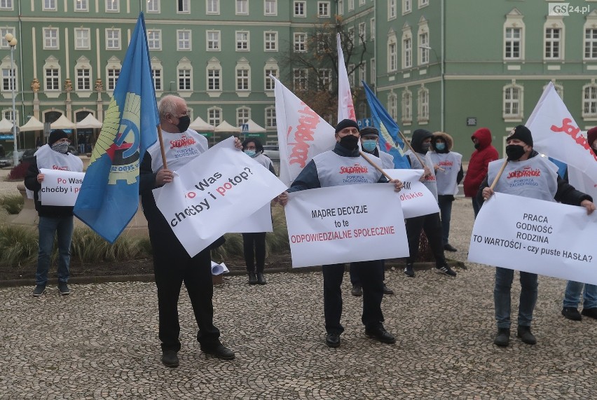 Marsz związkowców przed decyzją o przystąpieniu Szczecina do spółki New Cogen. Protest przed magistratem - 24.11.2020