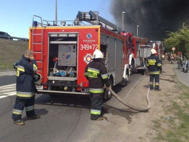 Z pożarem nadal walczy 10 zastępów straży pożarnej.