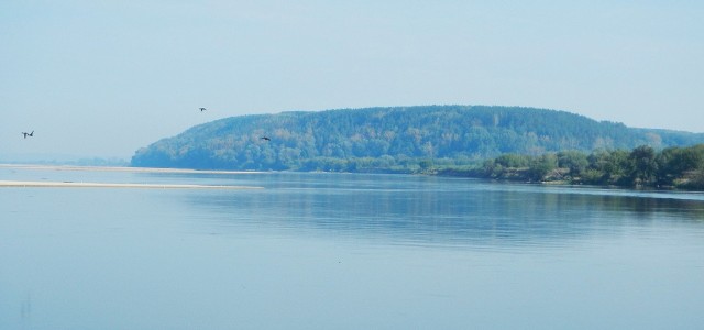 Z tej perspektywy - z rejsu rzeką Wisłą - Góry Łosiowe jawią się niczym wyspa