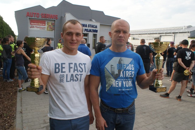 Od lewej: Konrad Lasocki (Enduro Team Kielce) i Leszek Drogosz (KTM Novi Korona Kielce) z pucharami za swoje osiągnięcia.