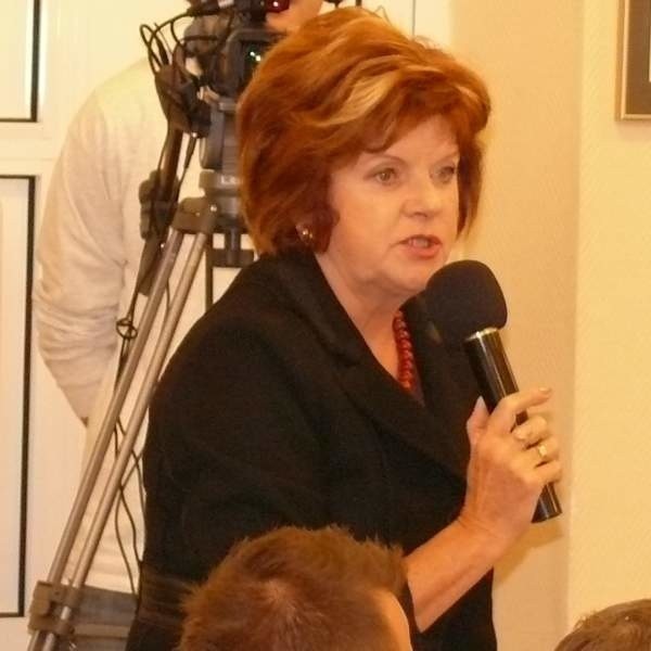 Radna Joanna Grobel-Proszowska zgłasza wniosek o głosowanie nad odsunięciem Jerzego Kozielewicza od kierowania radą.
