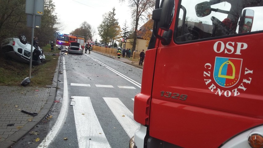 Uwaga kierowcy. Z powodu wypadku zablokowana jest droga z Wielunia do Złoczewa