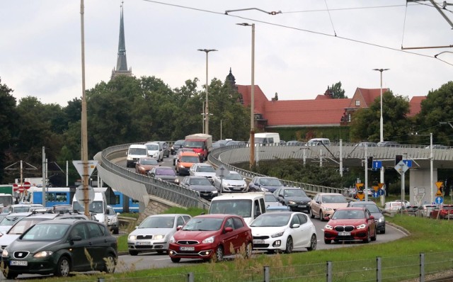 Zobacz polecane wypożyczalnie samochodów we Wrocławiu i przykładowe ceny wynajmu na kolejnych slajdach - posługuj się strzałkami lub gestami, aby przejść dalej