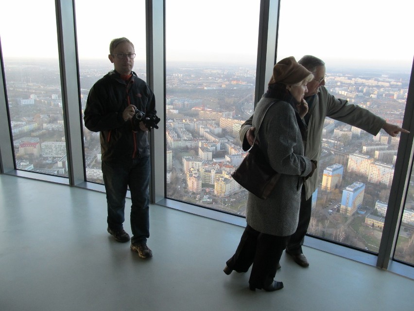 Punkt widokowy na Sky Tower otwarty. Straż: można wpuścić więcej ludzi [ZDJĘCIA]