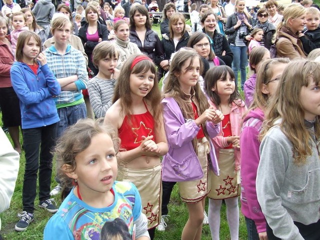 Dzieci z zainteresowaniem śledziły wszystko, co działo się na scenie w Osadzie Rycerskiej