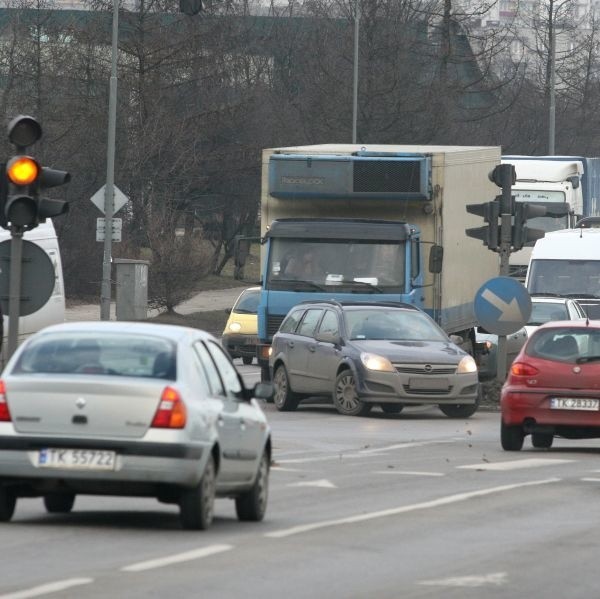 Skręcenie z alei Solidarności w Kielcach w lewo, w Domaszkowską, graniczy z cudem, bo auta jadą na wprost nawet na pomarańczowym świetle.  