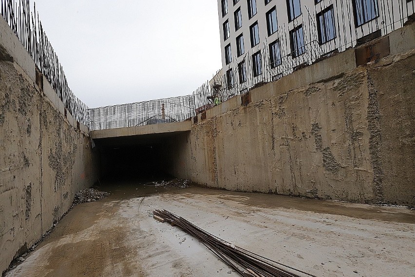 Pod ziemią droga, na powierzchni zielony skwer. Budowa ulicy w tunelu w Nowym Centrum Łodzi
