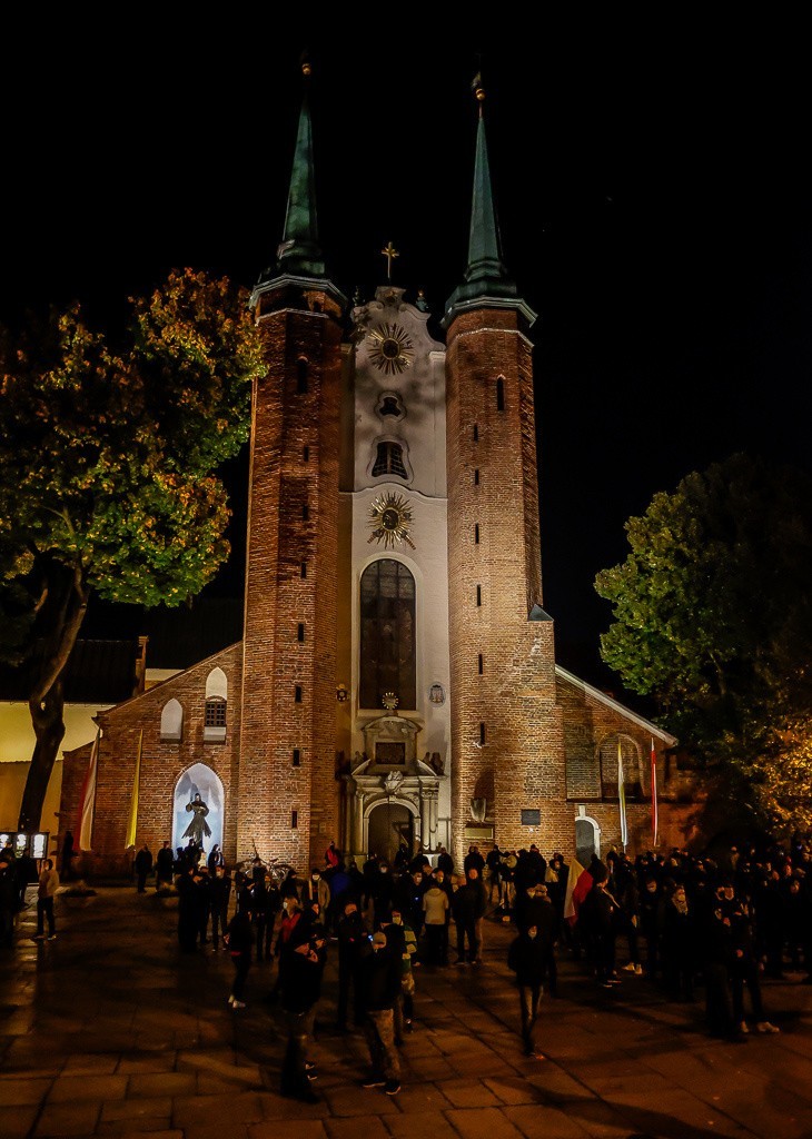 Gdańsk 29.10.2020. Grupa wiernych i "obrońców" świątyni...