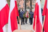 Święto Niepodległości w Ostrowcu. Kwiaty i pamięć przy pomnika marszałka Józefa Piłsudskiego [ZDJĘCIA]