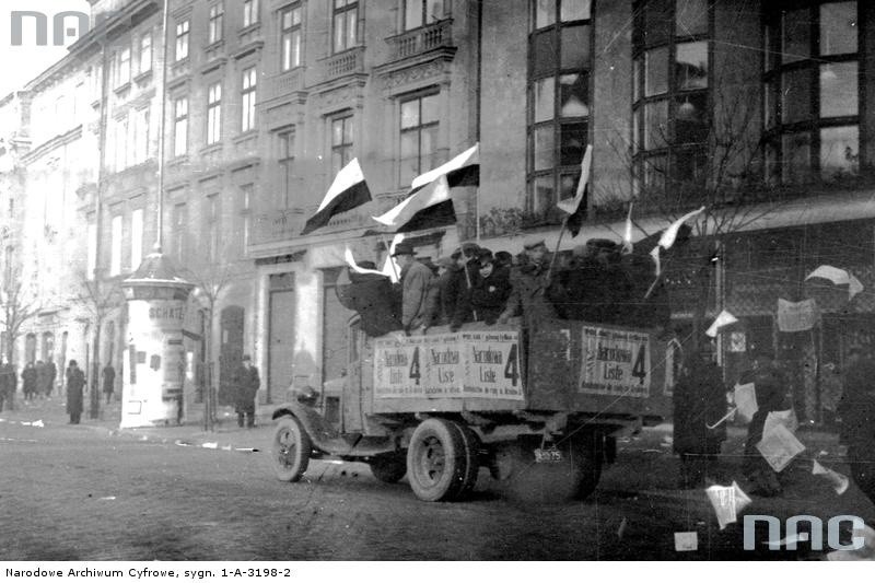 Wybory do Rady Miejskiej w Krakowie w 1938 roku. Samochód z...