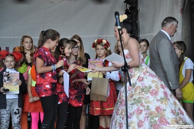 Majowe Malinki ze Starachowic w Kutnie od Królowej Róż odebrały Brązową Różę &#8211; symbol trzeciego miejsca wyśpiewanego podczas festiwalu.
