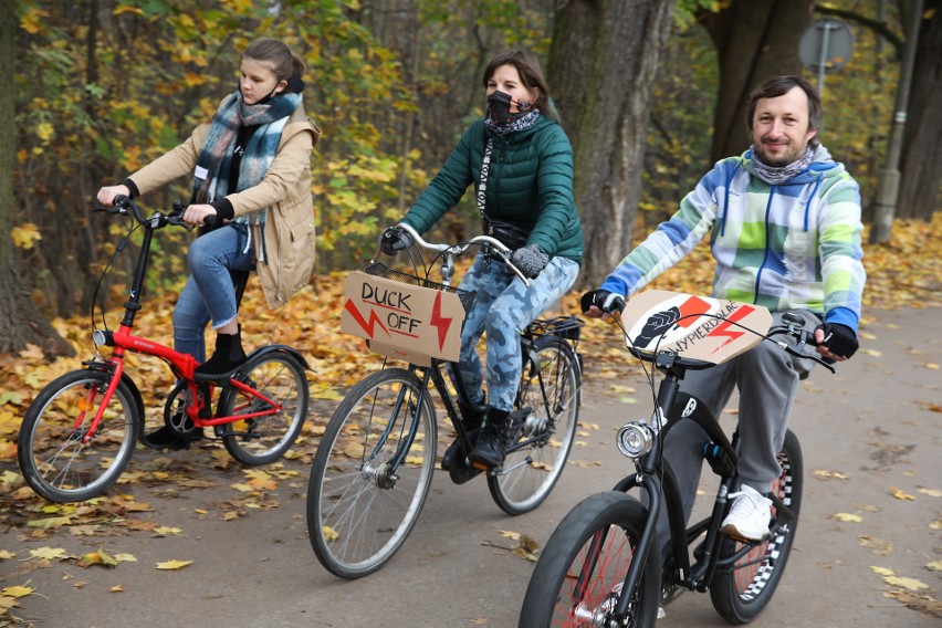 Kraków. Dzień Wszystkich Świętych bez wizyt na cmentarzach. Niektórzy wybrali się na spacery [ZDJĘCIA]