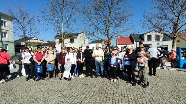 Uczestnicy rajdu pieszego z okazji Dnia Ziemi wyruszyli w trasę z placu Zygmunta Starego w Białobrzegach.