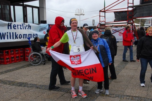 Na metę goleniowianin wbiegł z polską flagą. W maratonie mini wystartowała także żona maratończyka.