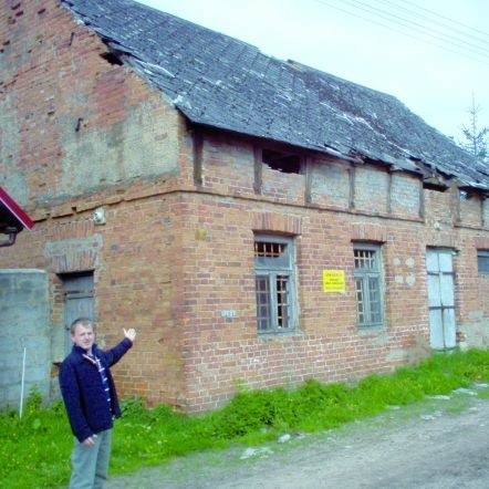 To dawna łaźnia rytualna,  rzeźnia i gminne magazyny - pokazuje Karol Tokarzewski z  Radziłowa.