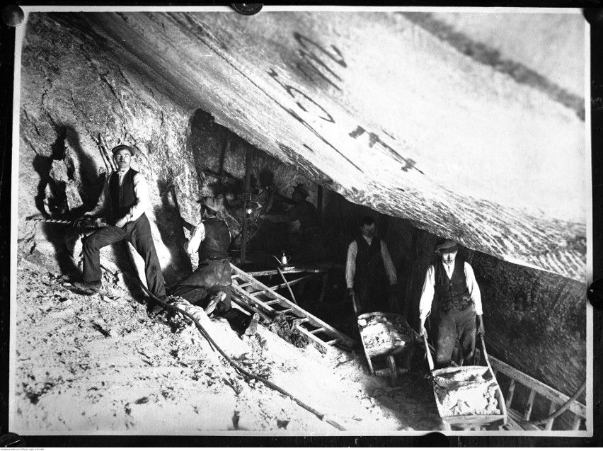 Górnicy przy wydobyciu i transporcie soli