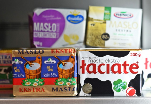 Ceny masła spadają. Masło w sklepach jest coraz tańsze - to jeden z niewielu produktów, który obecnie tanieje. W popularnych sieciach pojawia się coraz więcej promocji. Ile trzeba zapłacić za masło w najpopularniejszych sklepach? Jakie są ceny masła w sklepach sieci Biedronka, Lidl, Dino, Kaufland czy Carrefour? Zobacz teraz w galerii nasze zestawienie cen masła >>>>>