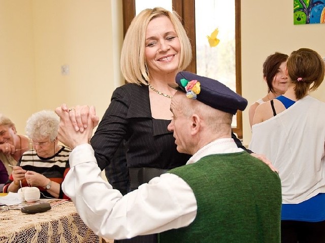 Wiceprzewodnicząca rady powiatu kieleckiego Renata Janik tańczy z Adamem Młodawskim, choreografem zespołu ludowego &#8222;Jaworzanki&#8221;.